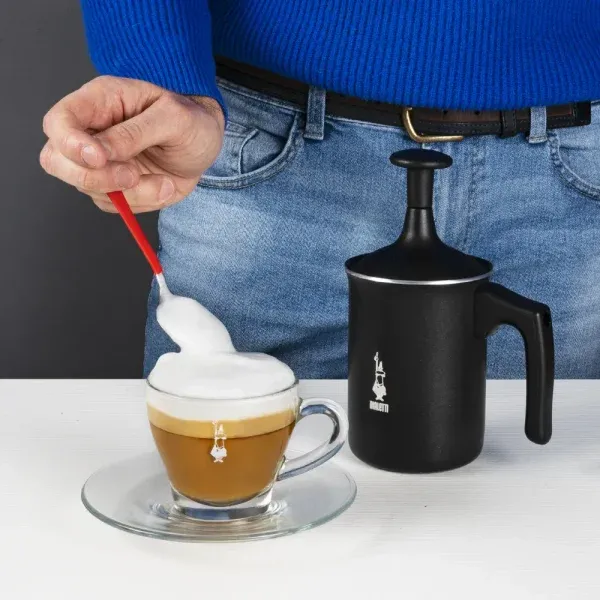 1000x1000_latte_montato_in_tazza_con_caffe__pt06 فومر شیر بیالتی مدل AGR - Image 4